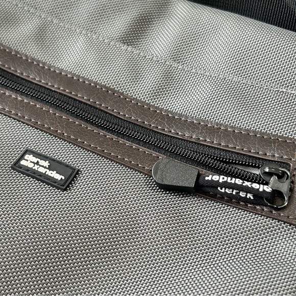 Derek Alexander Unisex Crossbody Tech Bag - Picture 5 of 11